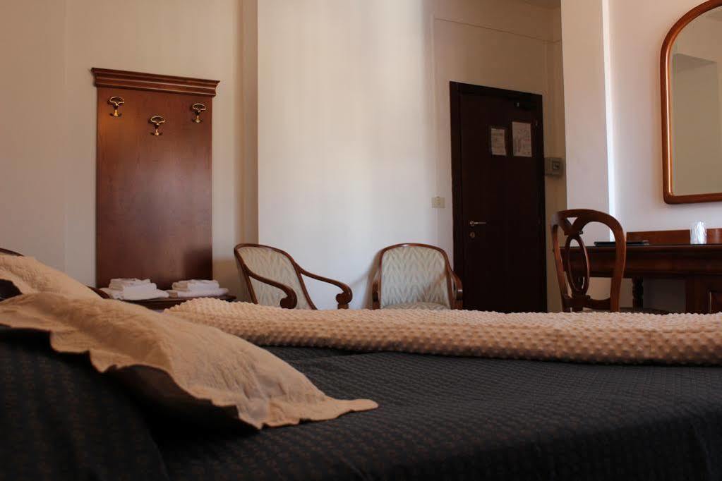 Hotel Napoleon Pontremoli Zewnętrze zdjęcie